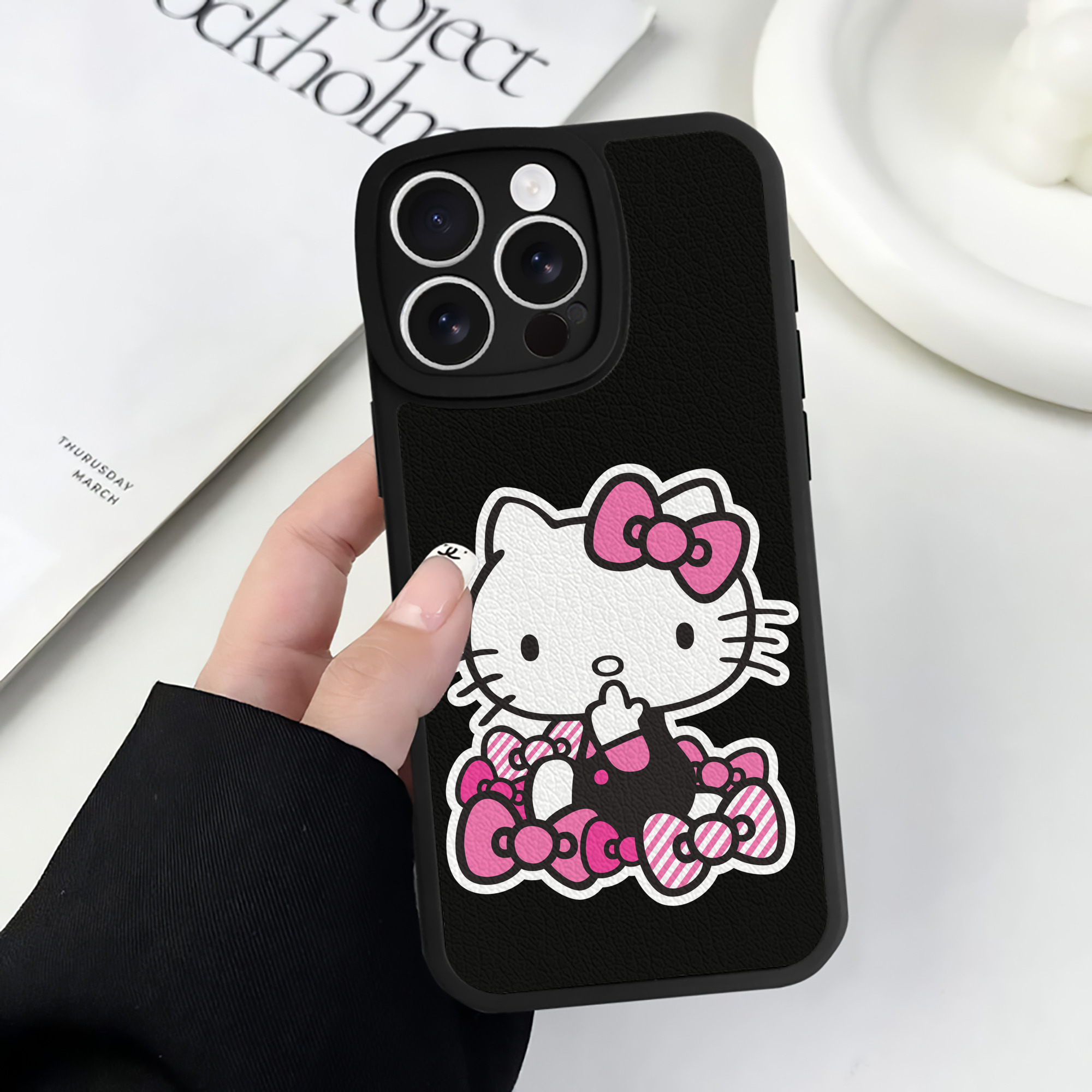 （画像用） Hello Kitty ハローキティ 【iPhone 16シリーズ対応】シリコンスマホケース（レザー調） 材質：シリコン